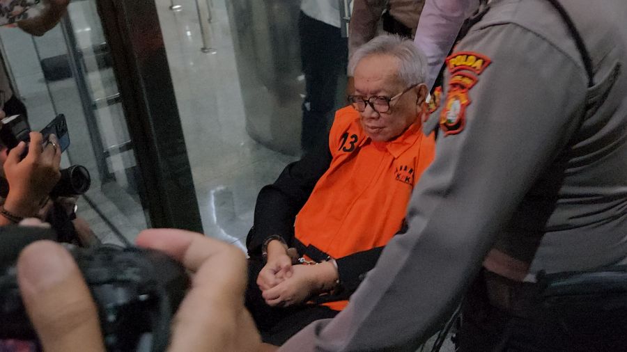 Direktur pengolahan Pertamina Era 2012–2014 ditahan KPK terkait suap katalis. (BeritaNasional/Panji Septo)