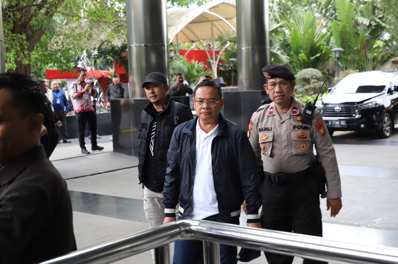 Tersangka Bupati Pati Sudewo berjalanan memasuki gedung KPK Jakarta Selatan. (BeritaNasional/Panji)