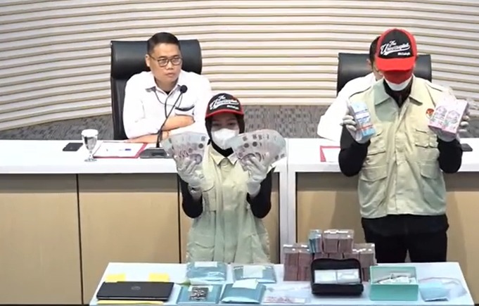 KPK membeber barang bukti dugaan korupsi suap pajak di lingkungan KPP Madya Jakarta Utara periode 2021–2026. (Foto/YouTube KPK)