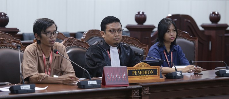 Ojol (kiri) dan pedagang kuliner (kanan) mengajukan gugatan terkait hangusnya kuota internet ke MK. (BeritaNasional/MK RI)