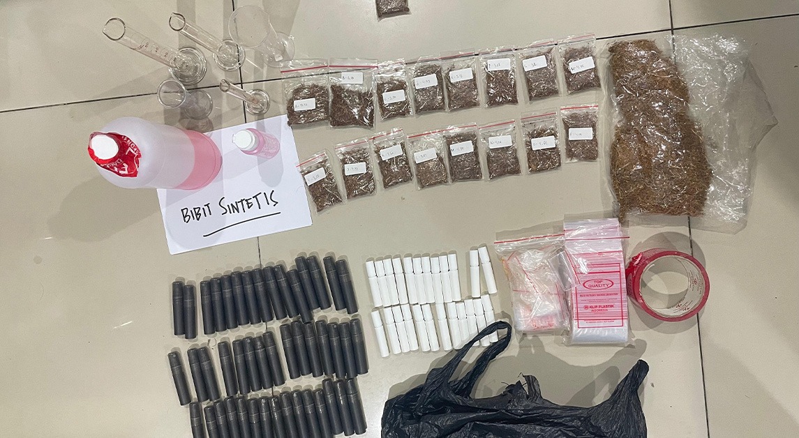 Barang bukti tembakau sintetis dari Lab Clandestine Kedoya, Kebon Jeruk, Jakbar. (BeritaNasional/Humas Polda Metro Jaya)