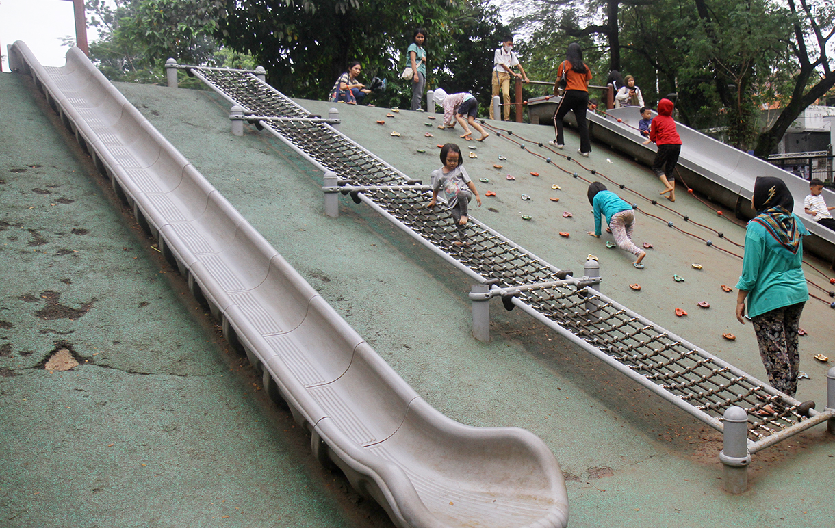 Warga melintasi berkunjung di Taman Tebet Eco Park, Jakarta, Kamis (1/1/2026).  (Beritanasional.com/Oke Atmaja)