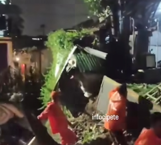 Tembok parkiran sekitar 100 meter roboh akibat longsor di Cipete, Jaksel, Minggu (18/1/2026) dini hari. (BeritaNasional/Instagram Info Cipete)
