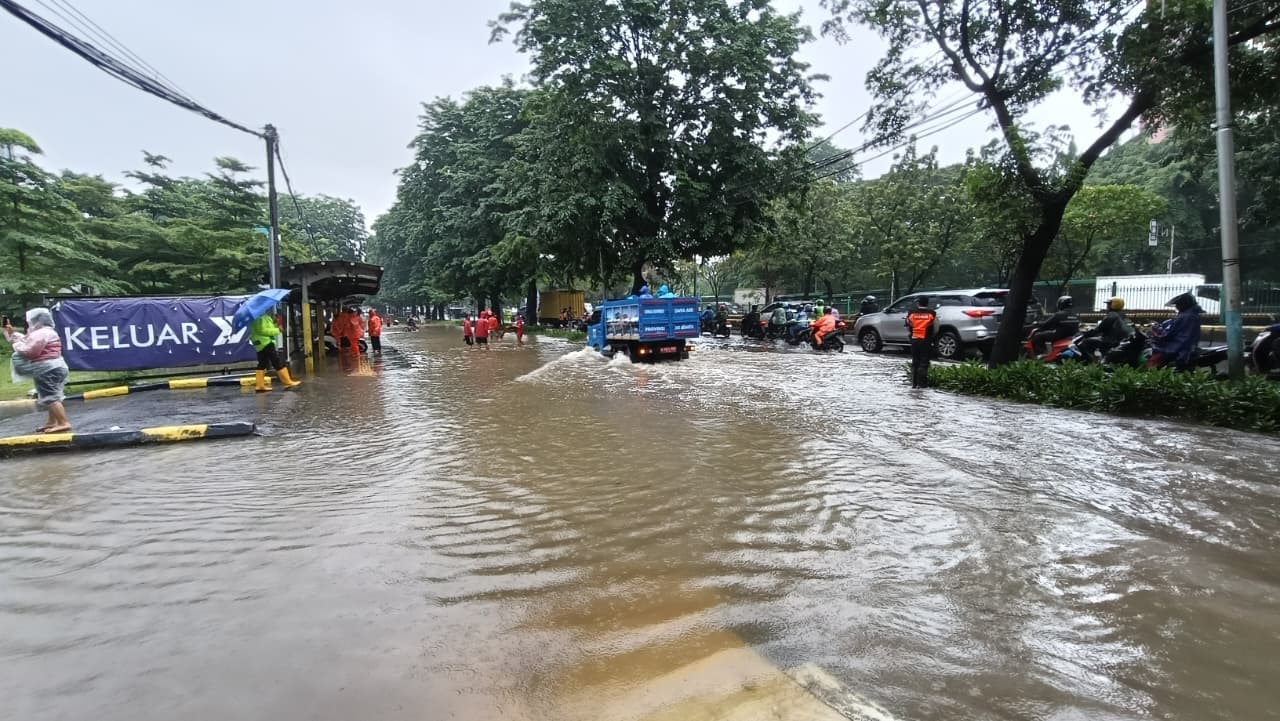 Sejumlah ruas jalan di Jakarta tergenang banjir. (BeritaNasional/Oke Atmaja)