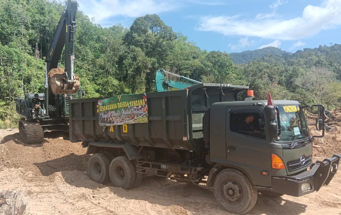 TNI Angkatan Darat lakukan normalisasi wilayah terdampak banjir di depan Gereja GKPI Hutanabolon, Kecamatan Tukka, Kabupaten Tapanuli Tengah. (BeritaNasional/Elvis/HO Dispenad)