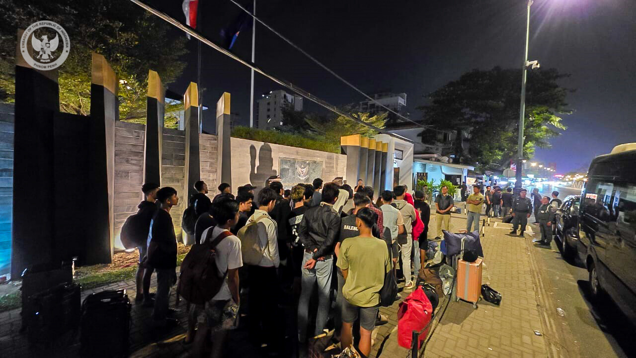 WNI korban sindikat online scam Kamboja mengantre di depan KBRI Phnom Penh. (BeritaNasional/KBRI Phnom Penh)