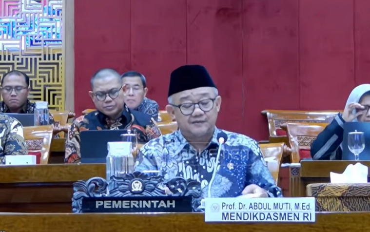 Mendikdasmen Abdul Mu'ti di Raker Komisi X DPR. (BeritaNasional/YouTube TVR Parlemen)