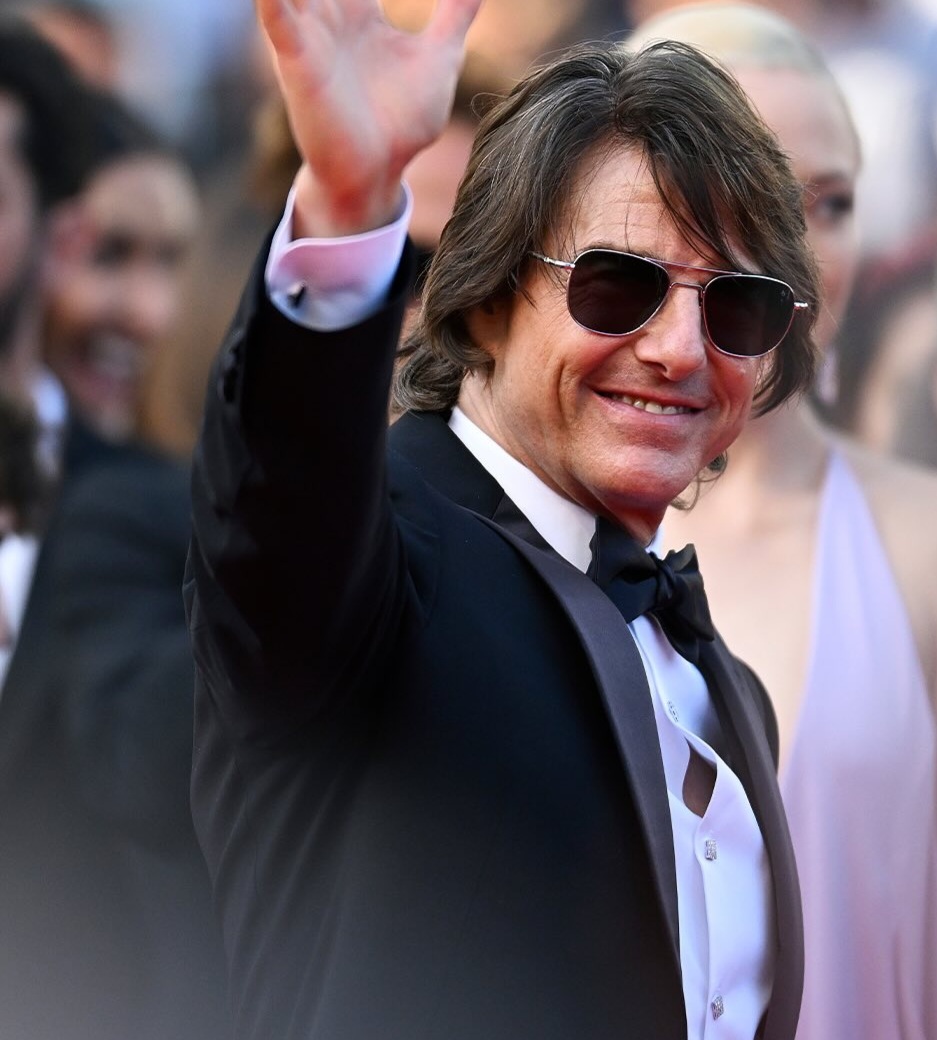 Tom Cruise melambaikan tangan dalam sebuah acara. (BeritaNasional/Instagram)