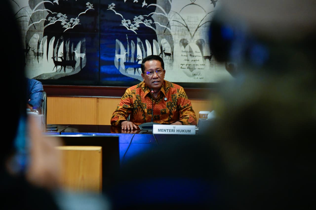 Menkum Supratman Andi Agtas memberikan keterangan kepada wartawan (BeritaNasional/dok Menkum)
