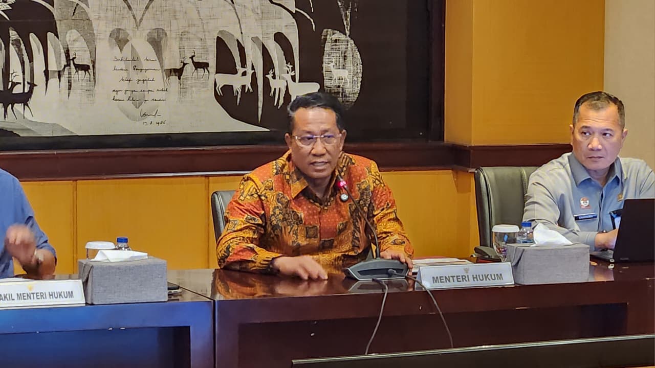 Menteri Hukum Supratman Andi Agtas memberikan keterangan kepada wartawan. (BeritaNasional/Panji)