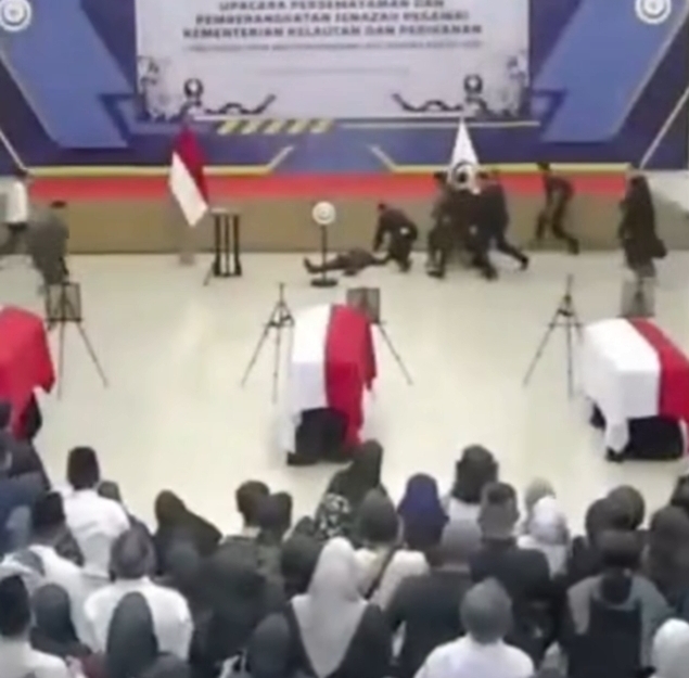 Menteri KP Jatuh Pingsan Saat Upacara Pelepasan Korban Pesawat ATR 42-500. (Foto/istimewa)