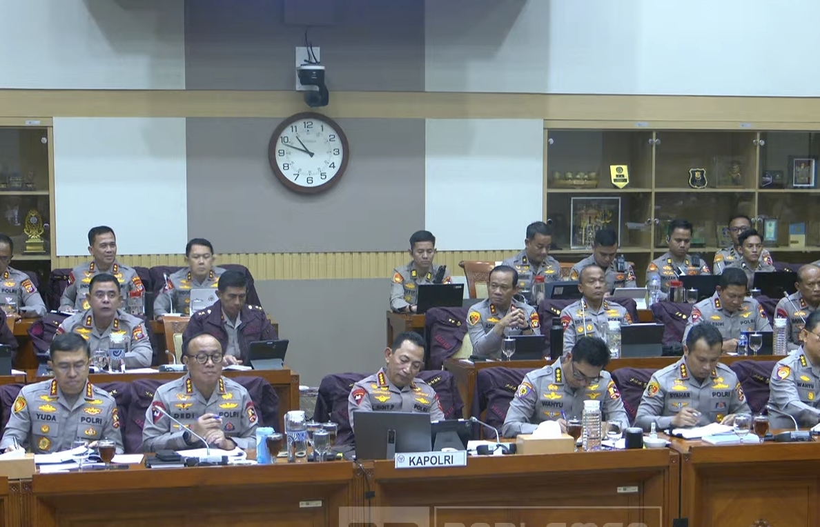 Kapolri Jenderal Listyo Sigit Prabowo (tengah) dalam Raker Komisi III DPR. (BeritaNasional/YouTube DPR)