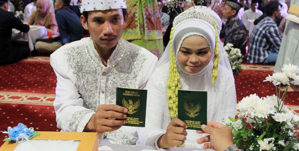 Sejumlah pasangan mengikuti prosesi pernikahan massal di Masjid Istiqlal, Jakarta, Rabu (3/12/2025). (Beritanasional.com/Oke Atmaja)