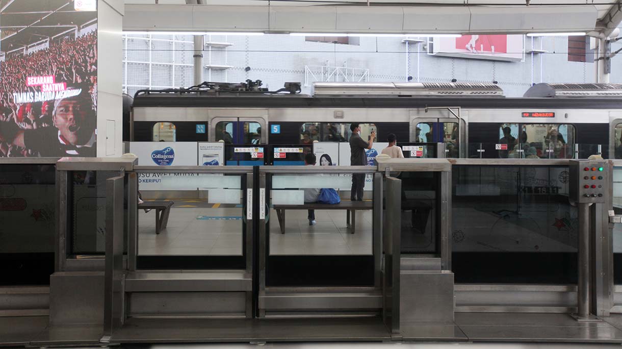 Warga naik MRT (Beritanasional/Oke Atmadja)