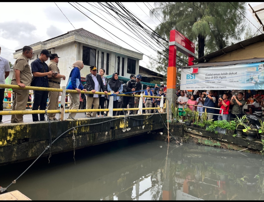 Gubernud DKI Pramono Anung memeriksa langsung pengerukan kali Cakung Lama Jakut. (BeritaNasional/Lydia)