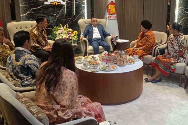 Wakil Ketua DPR Sufmi Dasco Ahmad menerima rombongan Pakubuwono XIV Purbaya bahas konflik Keraton Solo. (BeritaNasional/istimewa)