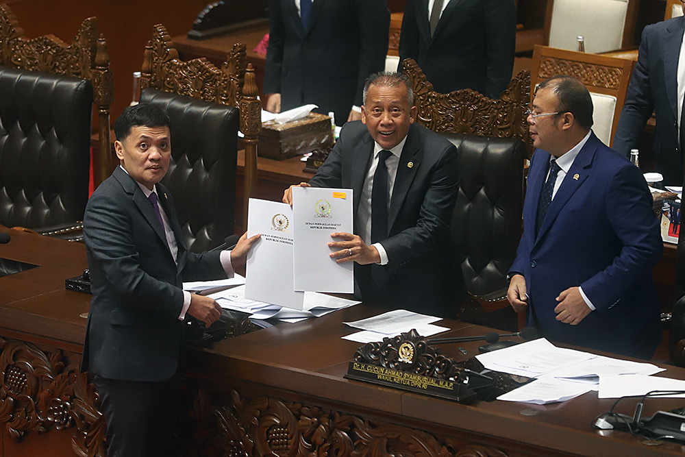 Ketua Komisi III DPR RI Habiburokhman menyerahkan berkas laporan hasil Rapat Kerja (Raker) Komisi III terkait reformasi Polri. (BeritaNasional/Elvis Sendouw)