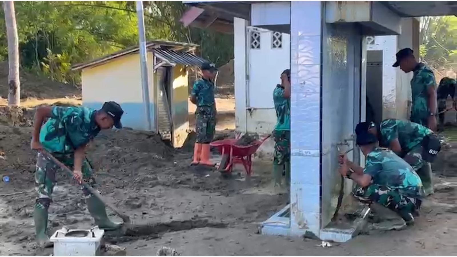 Pascabencana Aceh, TNI Bersama Warga Bergerak Pulihkan Layanan Publik. (Foto/istimewa)