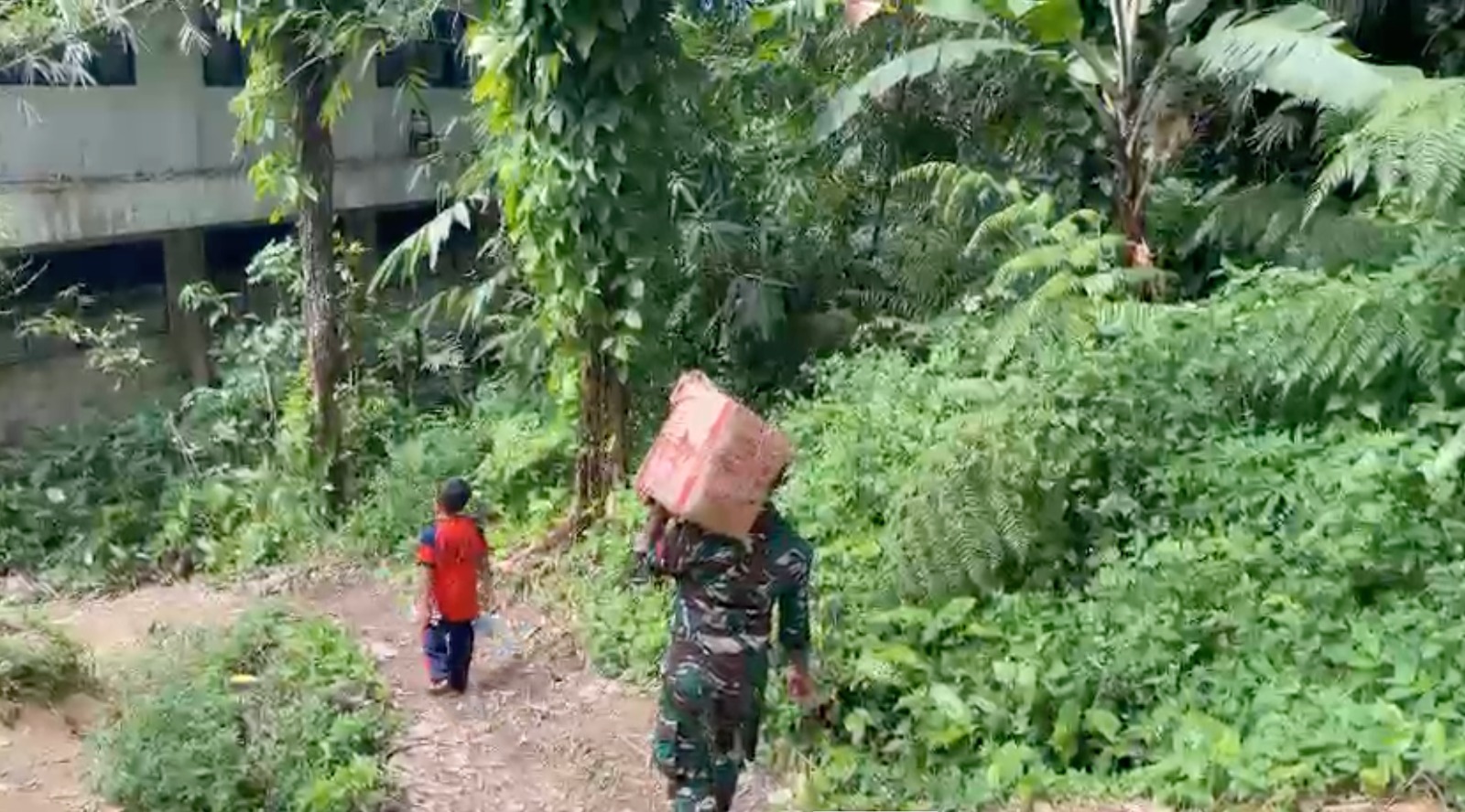 Pastikan Bantuan Tepat Sasaran, TNI Distribusikan Logistik dengan Jalan Kaki. (Foto/Istimewa).