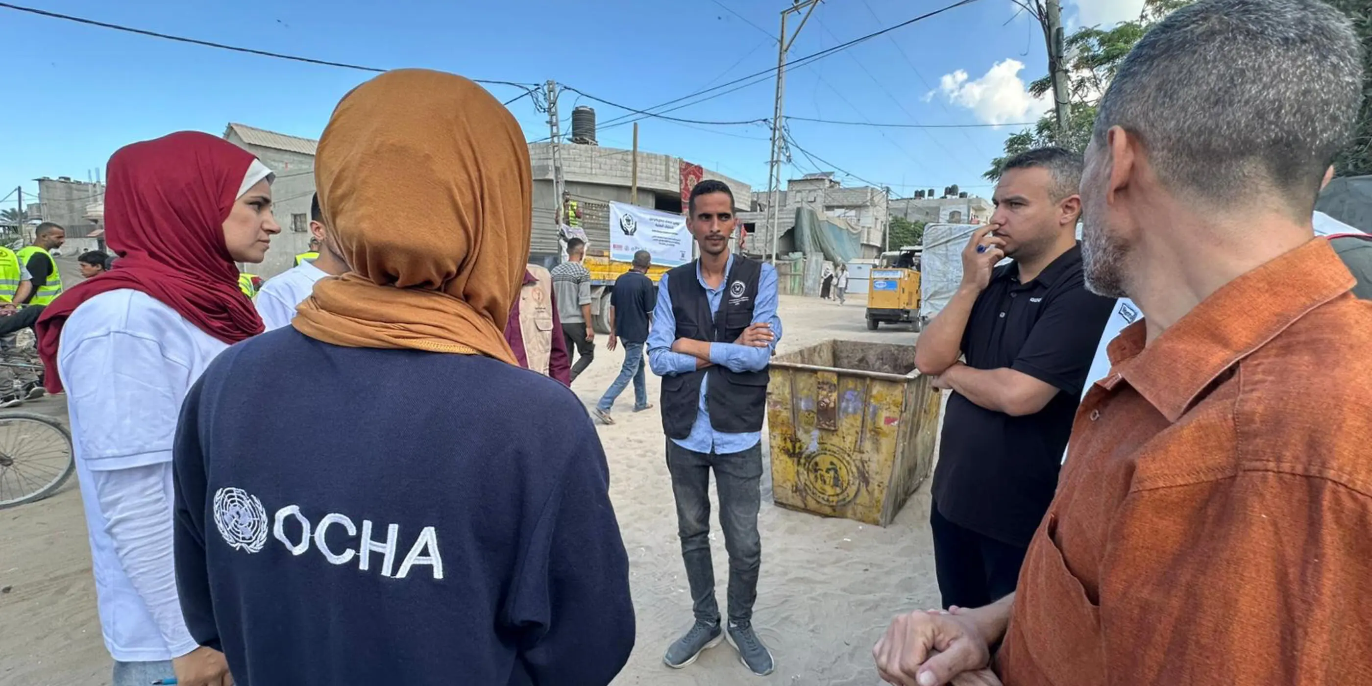 OCHA PBB tengah berbincang dengan masyarakat Gaza, Palestina. (Foto/Dok OCHA PBB)