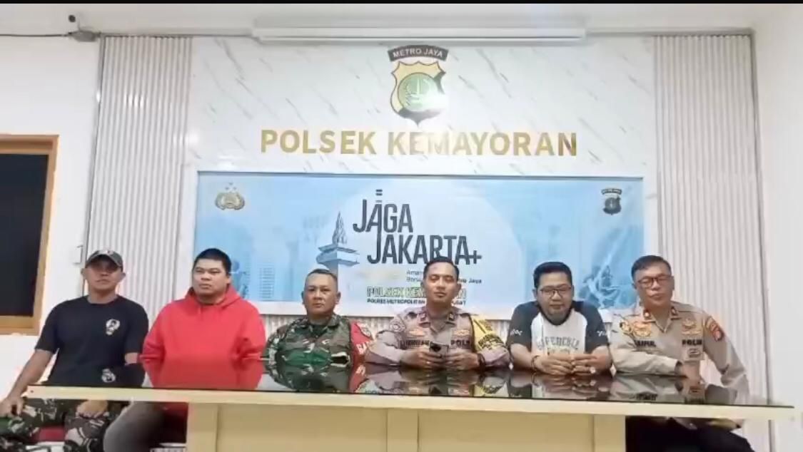 Personel TNI-Polri dari unsur Babinsa dan Bhabinkamtibmas turut meminta maaf kepada pedagang es kue. (Foto/istimewa)
