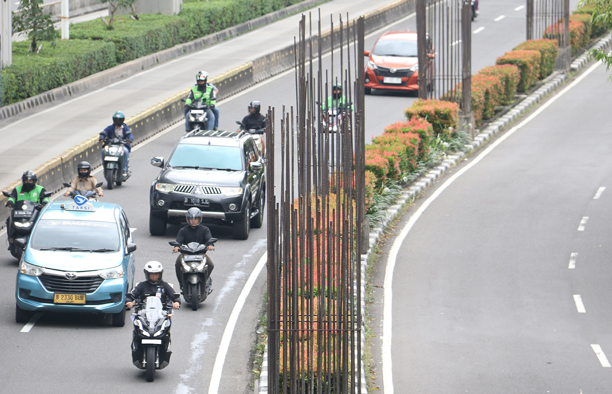 Kendaraan melintas di deretan tiang monorel yang masih dalam proses pembongkaran di Jalan HR Rasuna Said, Jakarta, Selasa (27/1/2026).(Beritanasional.com/Oke Atmaja)