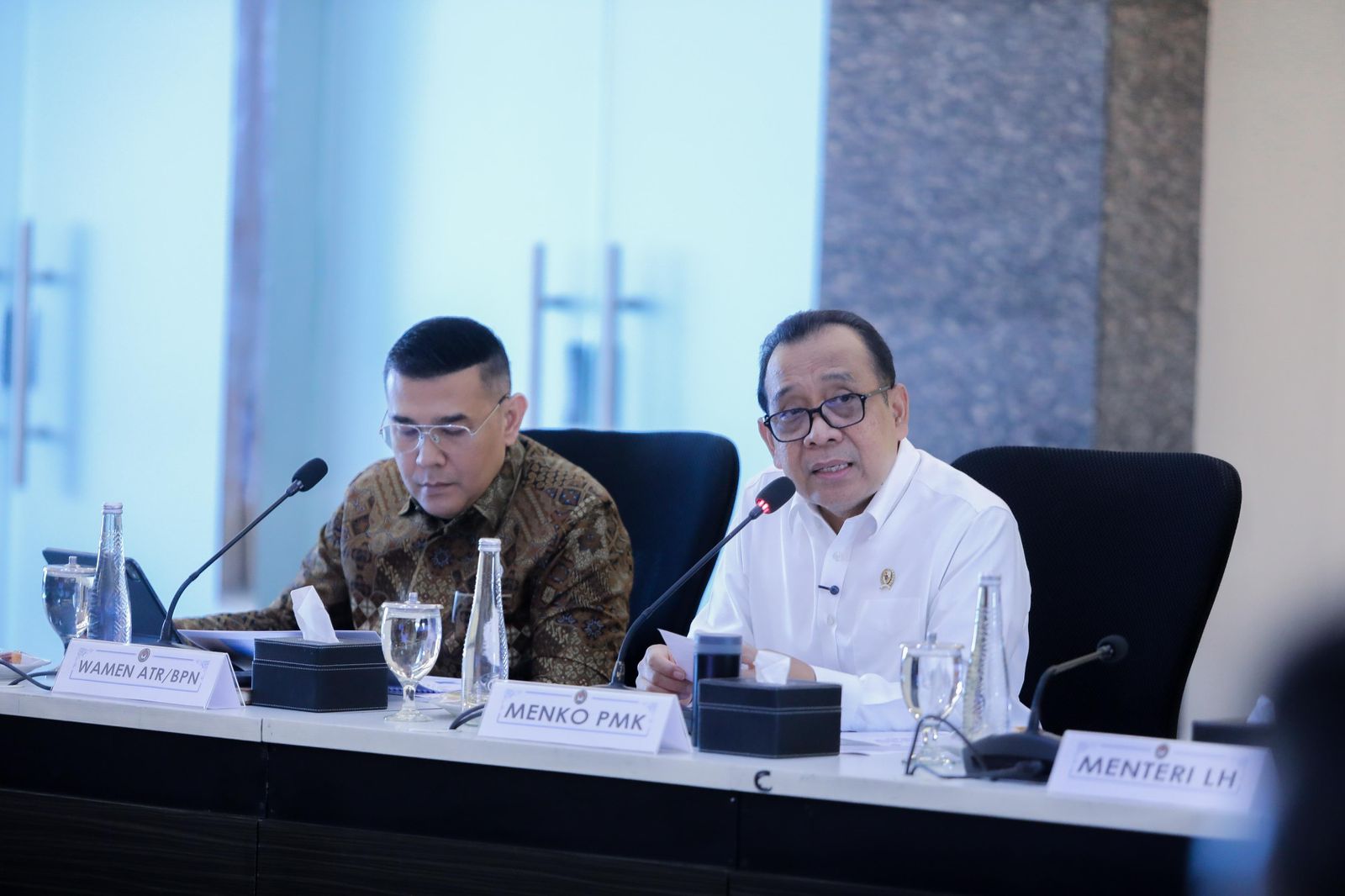 Menko PMK Pratikno dalam Rapat Koordinasi Tingkat Menteri Pelaksanaan Pemulihan Lahan dan Antisipasi Banjir dan Longsor di DAS Ciliwung. (Foto/Kemenko PMK)