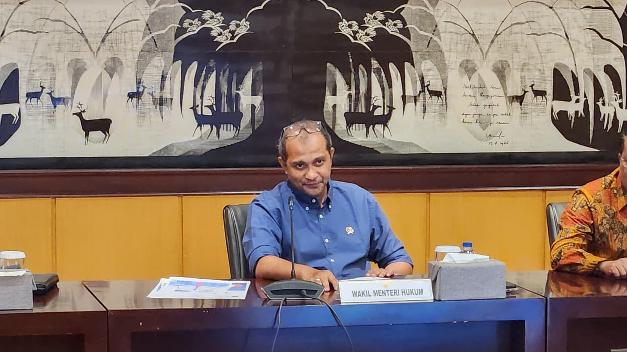 Wakil Menteri Hukum Omar Sharif Hiariej (Eddy Hiariej) memberikan keterangan kepada wartawwan. (BeritaNasional/Panji)