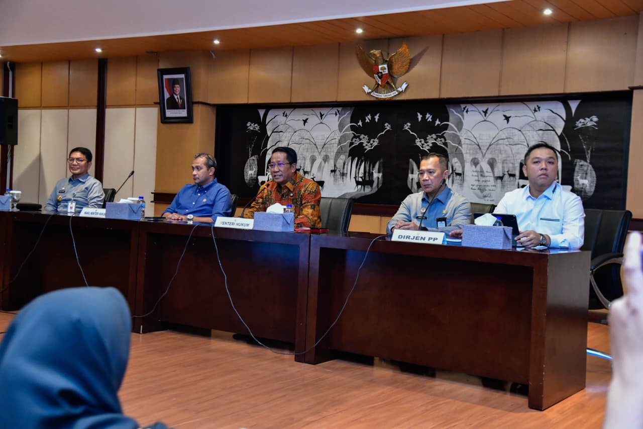 Menkum Supratman Andi Agtas dan Wamenkum Edward Omar Sharif Hiariej memberikan keterangan kepada wartawan. (BeritaNasional/dok Kemenkum)