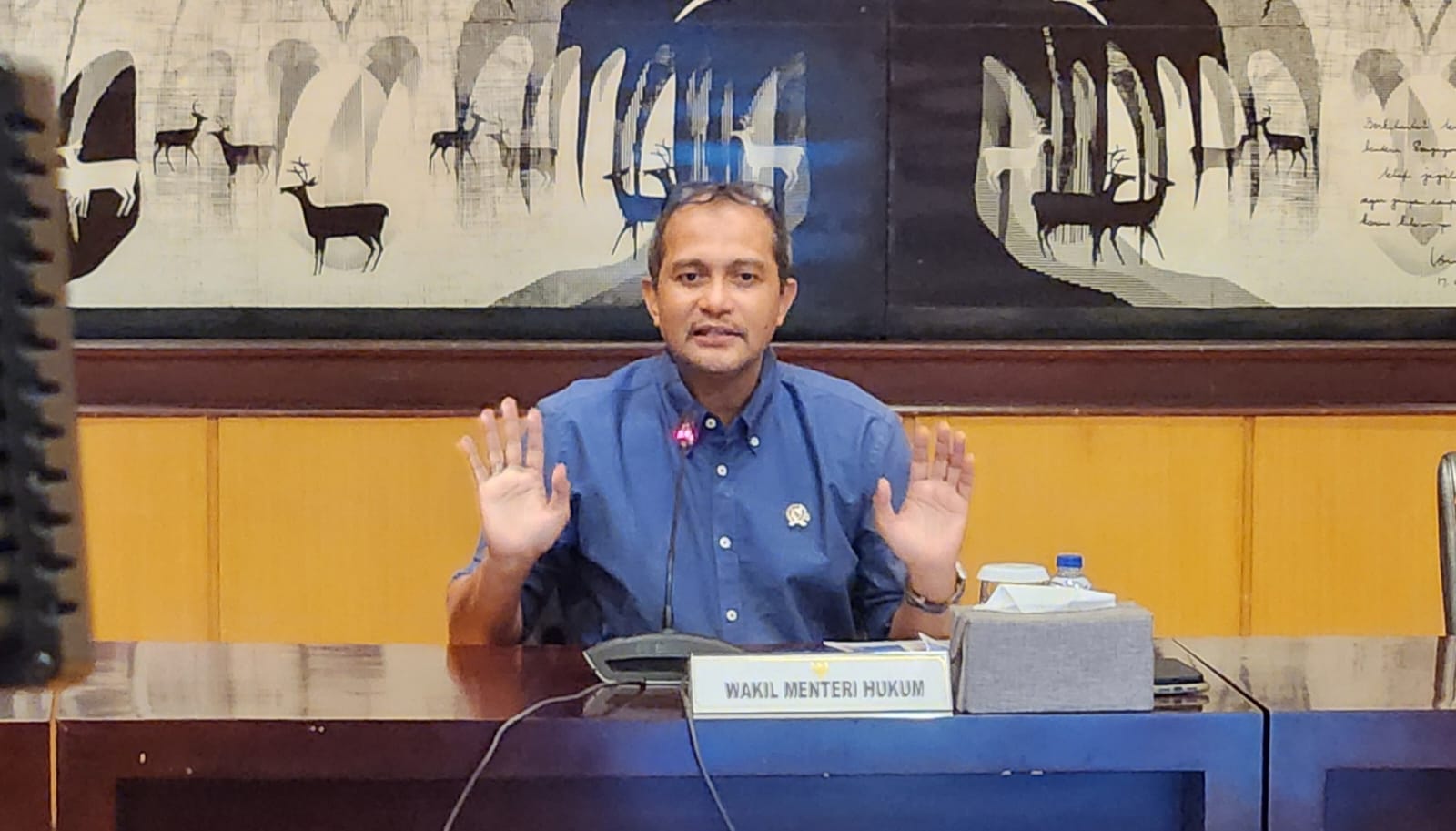 Wakil Menteri Hukum Edward Omar Sharif Hiariej (Eddy Hiariej) memberikan keterangan. (BeritaNasional/Panji)