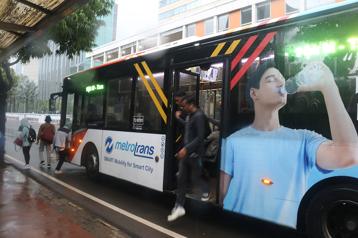 Penumpang turun dari bus Transjakarta di Halte Sarinah Jakarta, Selasa (13/1/2026). (Beritanasional.com/Oke Atmaja)