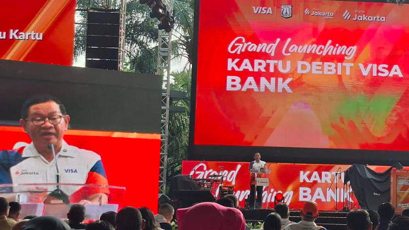 Gubernur Pramono Anung berpidato saat peluncuran kartu debit visa Bank Jakarta. (BeritaNasional/Lydia)