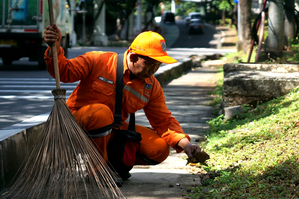 Pasukan oranye sedang membersihkan jalanan Jakarta. (BeritaNasional/Oke Atmaja)