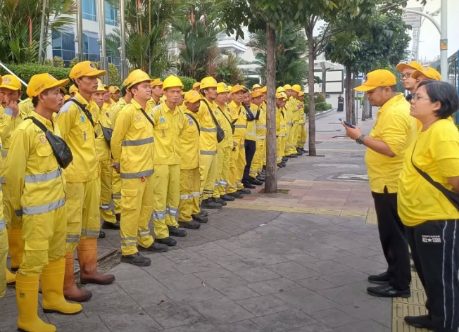 Pasukan kuning Jakarta Pusat. (BeritaNasional/dok BinaMarga Jakpus)