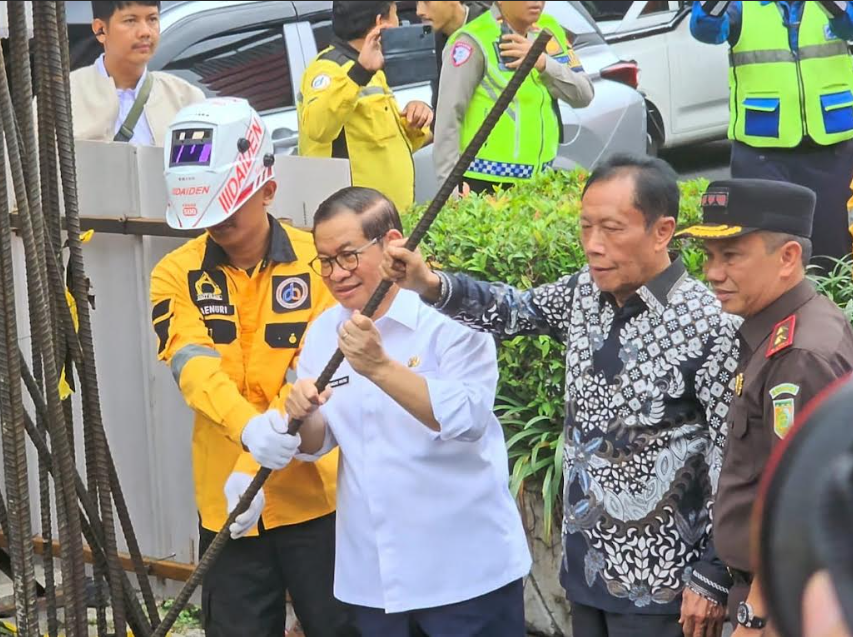 Gubernur DKI Jakarta Pramono Anung sibolis robohkan tiang monorel di Jakarta Selatan. (Beritanasional/Lydia)