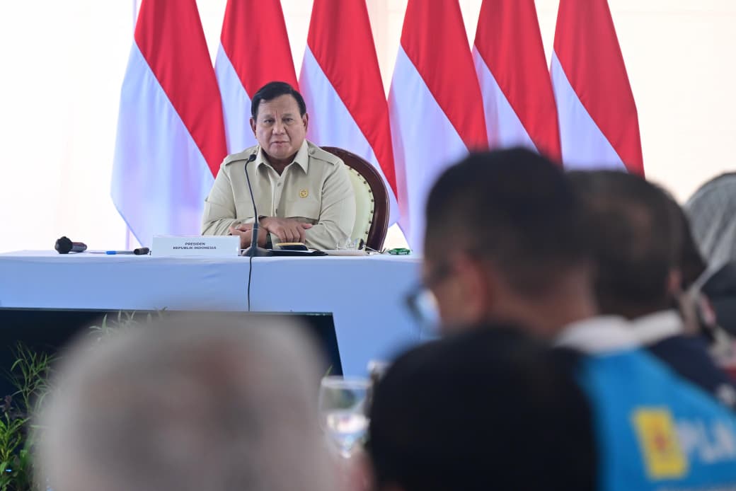 Presiden Prabowo Subianto saat rapat membahas pemulihan di Sumatera. (BeritaNasional/Setpres)