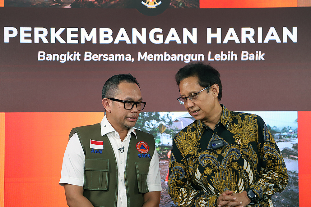 Menteri Kesehatan Budi Gunadi Sadikin bersama BNPB memberikan update penanganan pascabencana di Sumatera. (BeritaNasional/Elvis Sendouw)