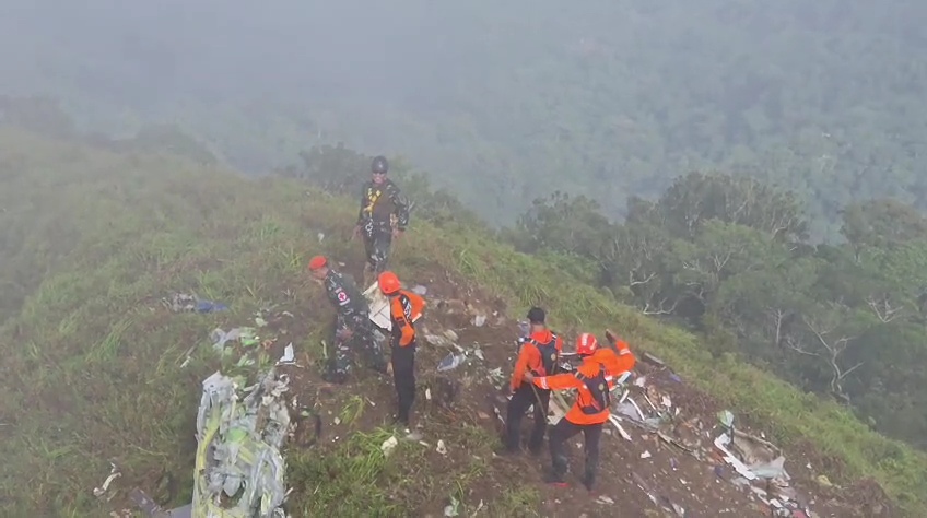 Penampakan Badan dan Ekor Pesawat ATR Ditemukan di Lereng Gunung Bulusaraung, Tertutup Kabut. (Foto/Istimewa)