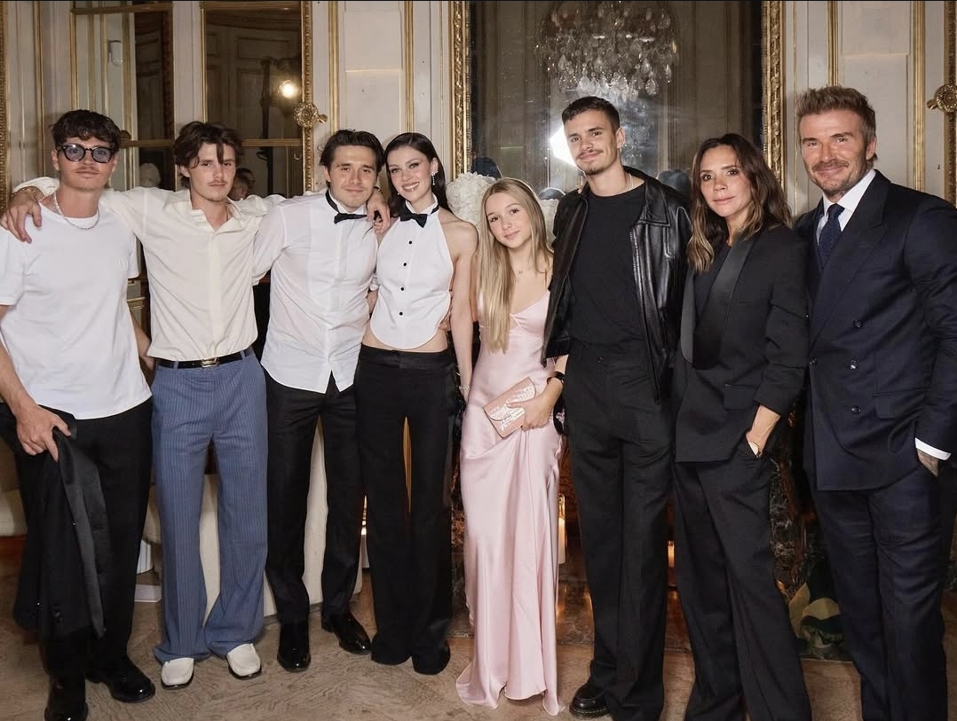 Potret keluarga David Beckham, lengkap dengan istri Brooklyn Beckham, Nicola Peltz (tengah). (BeritaNasional/Instagram Brooklyn Beckham)