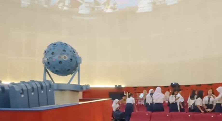 Siswa sekolah di Jakarta menyaksikan suguhan Planetarium Jakarta. (BeritaNasional/tangkapan layar)
