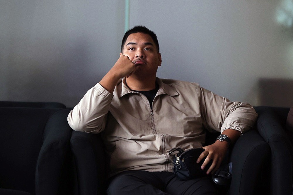 eks Menteri Pemuda dan Olahraga Dito Ariotedjo menunggu di ruang tunggu KPK. (BeritaNasional/Elvis)