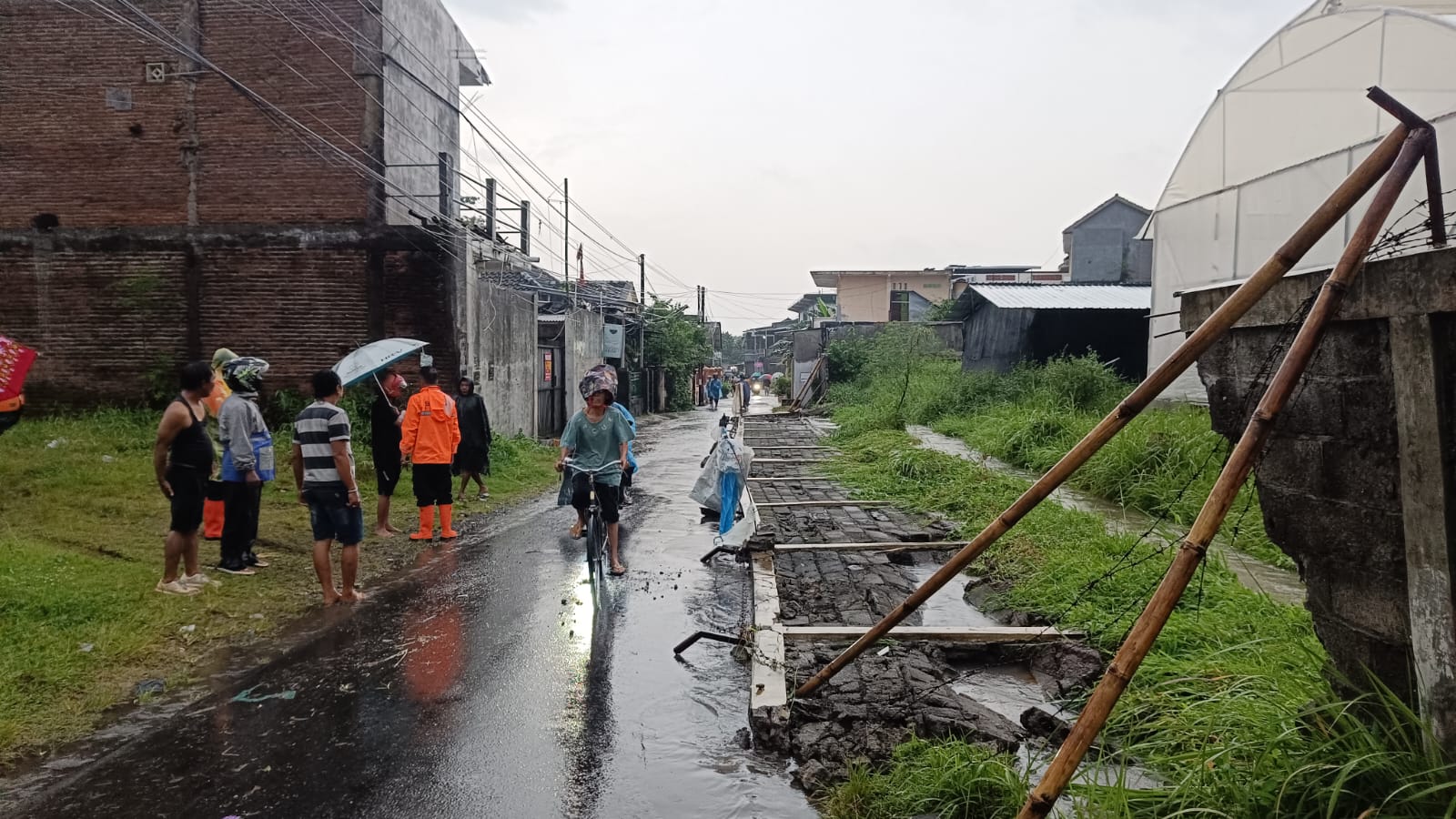 Banjir rubuhkan tambok di Kabupaten Jember Jawa Timur. (BeritaNasional/BNPB)