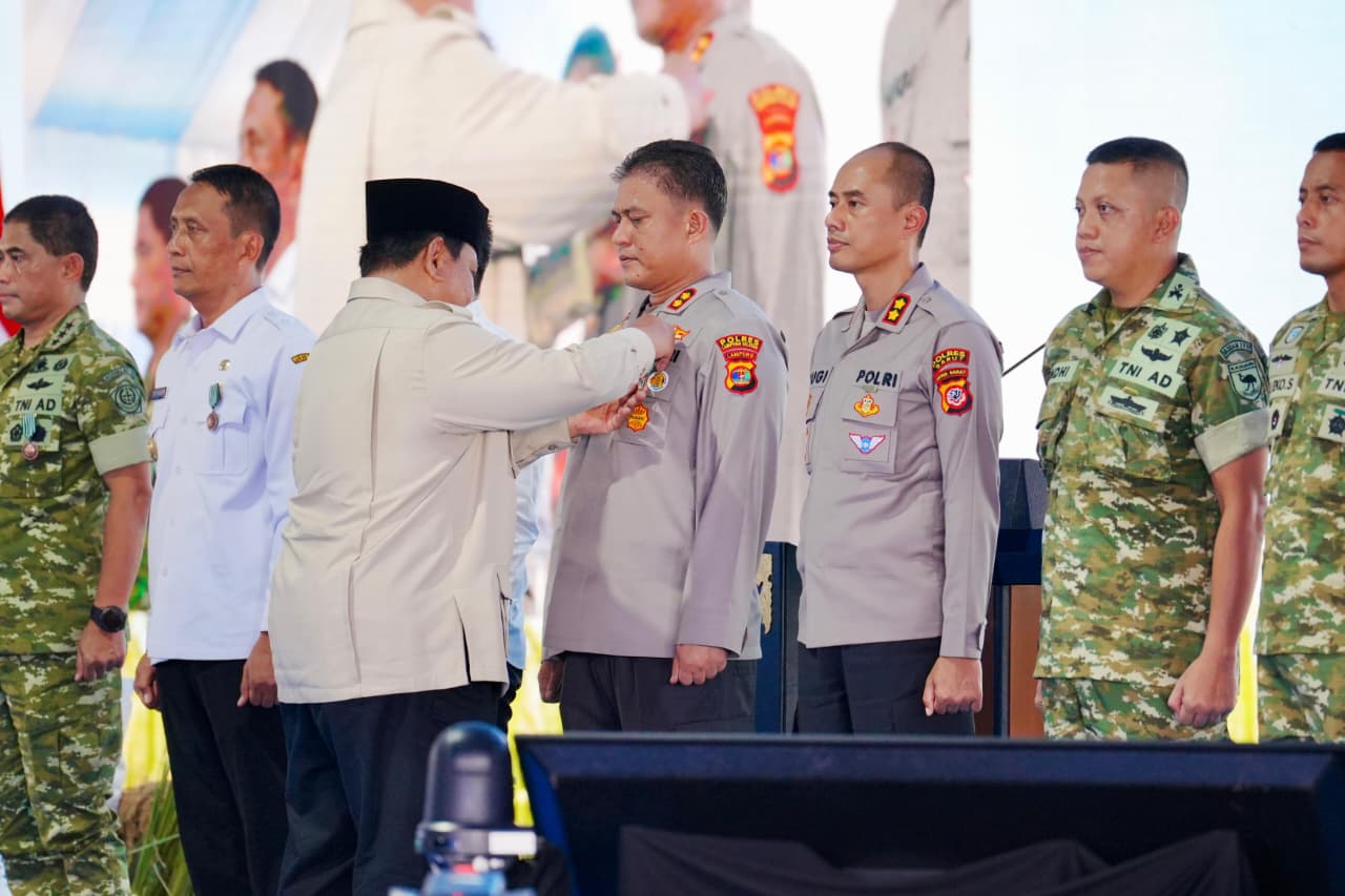 Momen Presiden Prabowo anugerahkan tanda kehormatan kepada Polri. (Foto/Humas Polri)