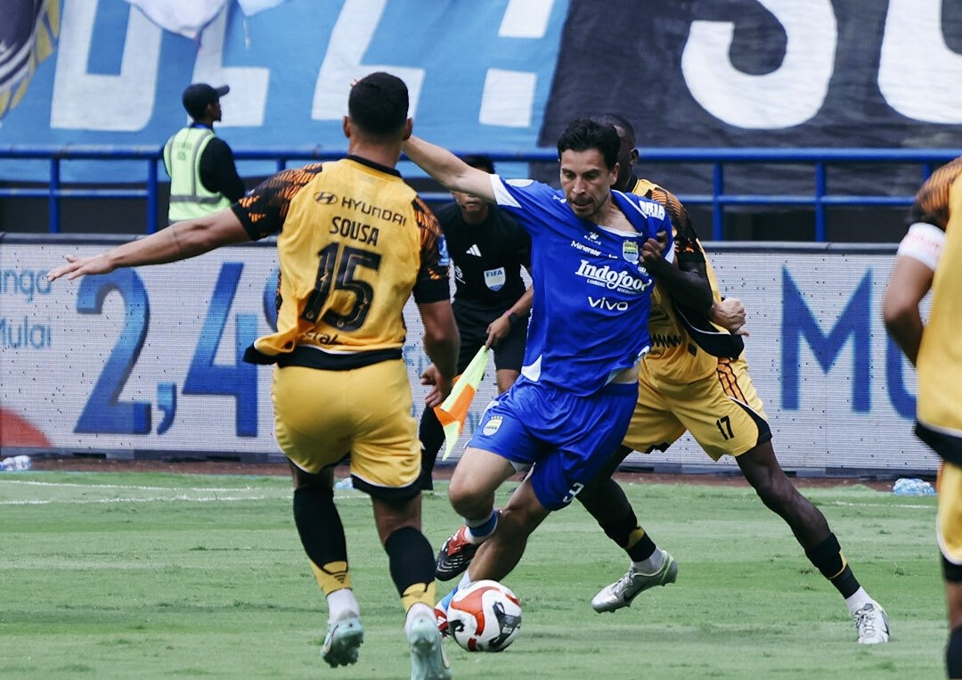 Penggawa Persib Bandung Thom Haye (jersey biru) berusaha melewati para pemain Persija Jakarta. (Foto/Instagram Persib)