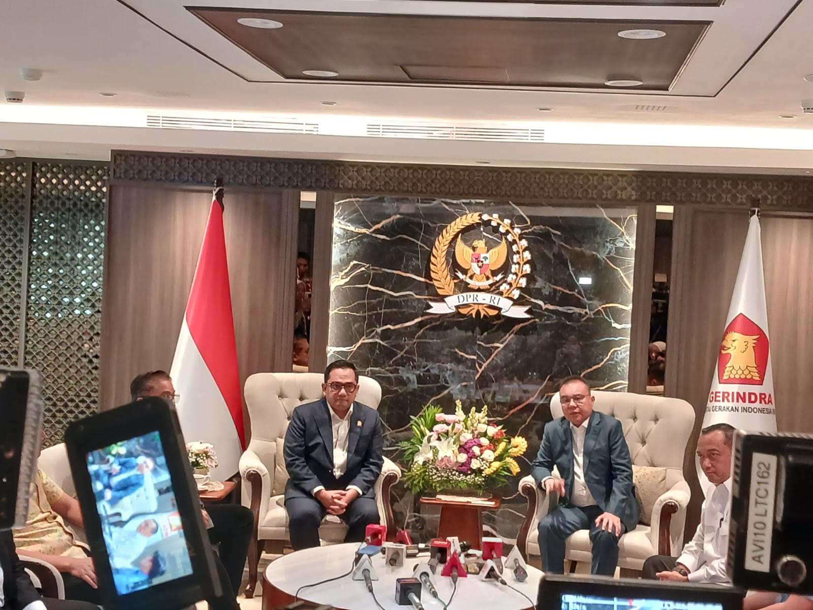 Wakil Ketua DPR RI Sufmi Dasco Ahmad (dua dari kanan) saat memberikan keterangan. (BeritaNasional/Ahda)