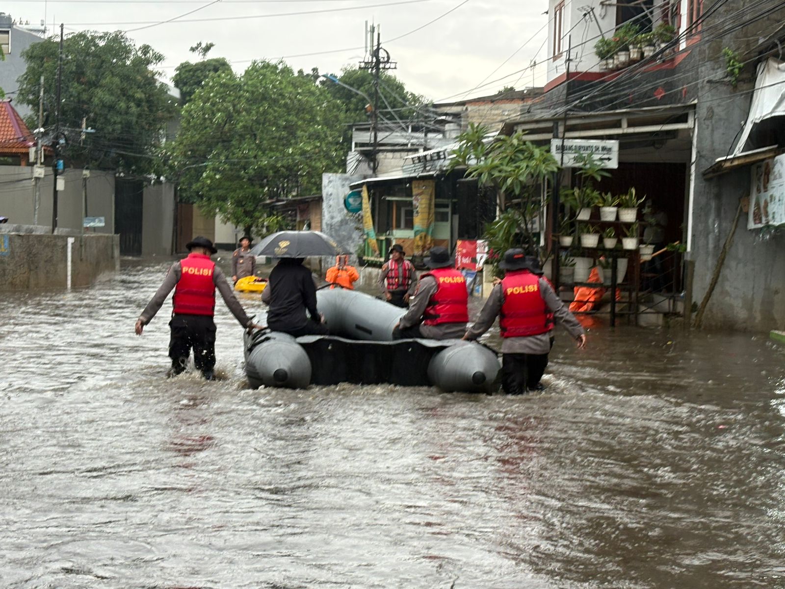 Personel dari Polda Metro Jaya saat melakukan evakuasi terhadap korban banjir. (Foto/istimewa)