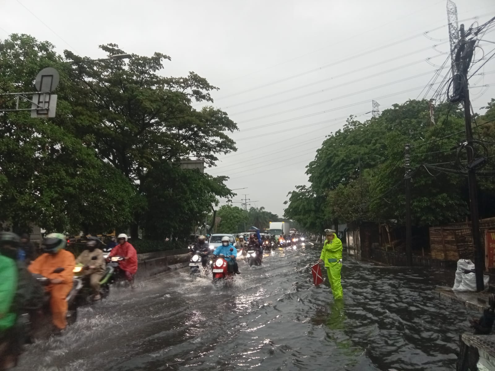 Polda Metro menyebar polantas untuk membantu mengurai kemacetan di Jakarta akibat banjir. (BeritaNasional/Bachtiarudin Alam)
