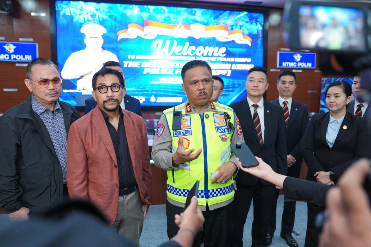 Kakorlantas Polri Irjen Pol Agus Suryonugroho (tengah) saat memberikan keterangan. (Foto/Dok Korlantas Polri)