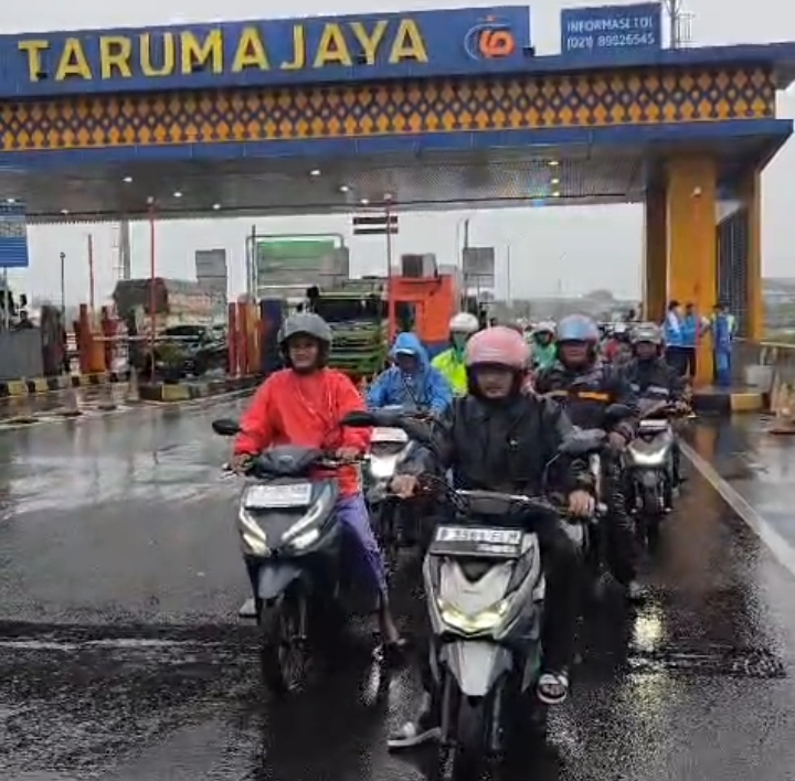 Tol Tarumajaya, Bekasi sampai dengan Semper, Jakarta Utara dibuka untuk pemotor, imbas banjir Jakarta, Senin (12/1/2026). (BeritaNasional/Humas Polri)