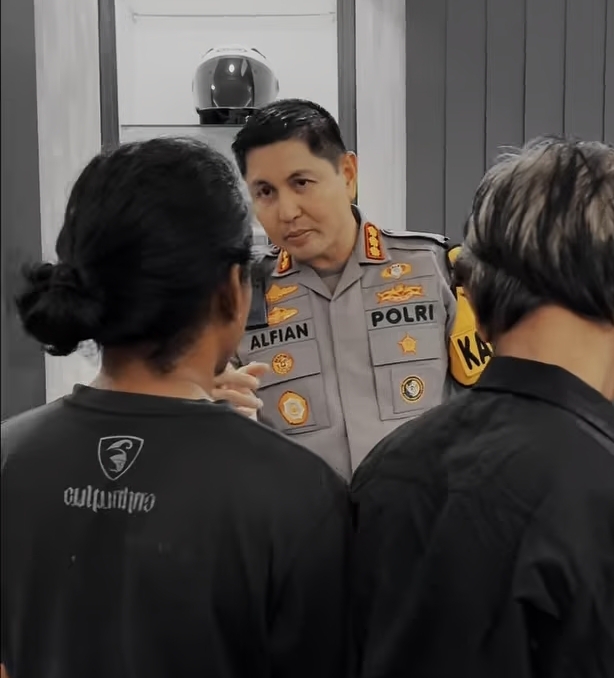 Polisi tangkap 2 preman yang keroyok pedagang di Duren Sawit Jaktim. (BeritaNasional/Instagram Polres Jaktim)